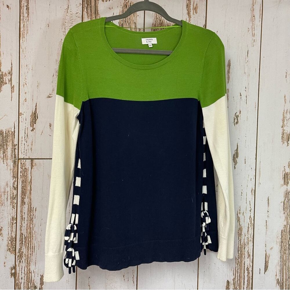 Crown & Ivy Sweater, Size Small. In excellent condition!